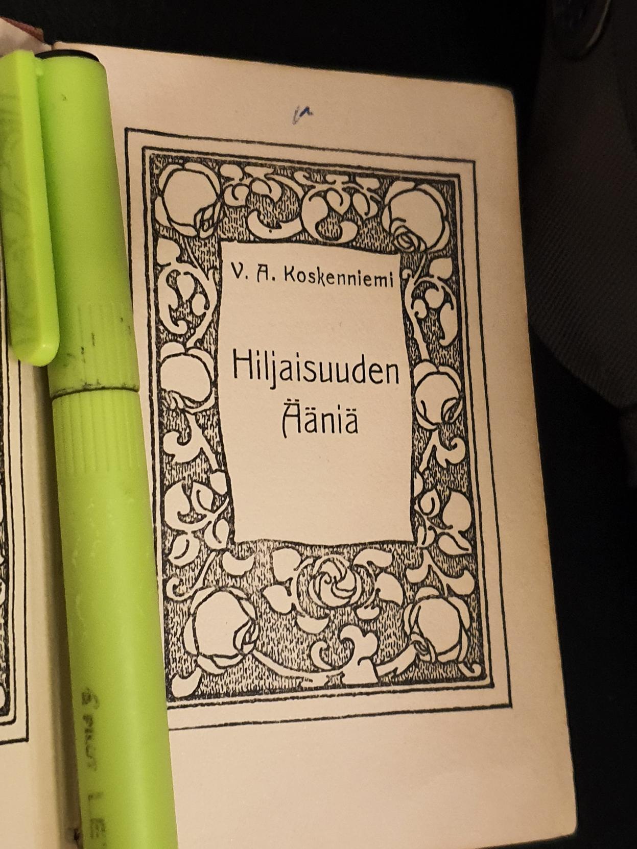 Kiehkuroin koristeltu nimilehti Koskenniemen runoteoksesta Hiljaisuuden ääniä.