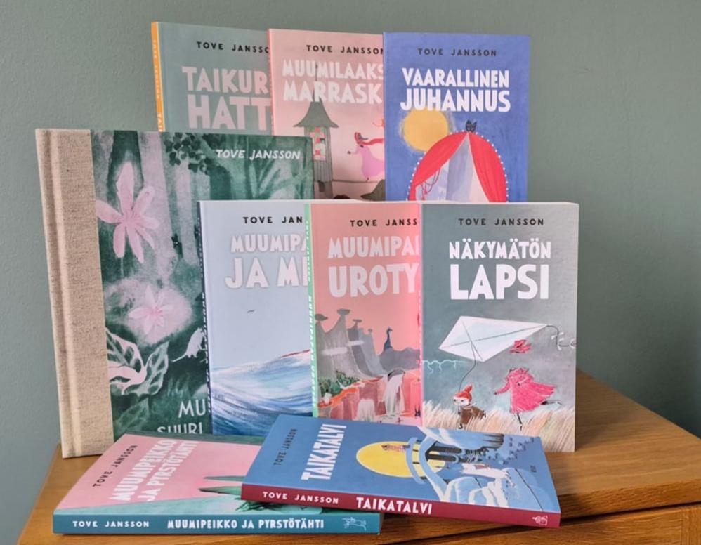 Yhdeksän Muumi-kirjaa  päydällä. Kuva: Elina Vartiainen/Yle.