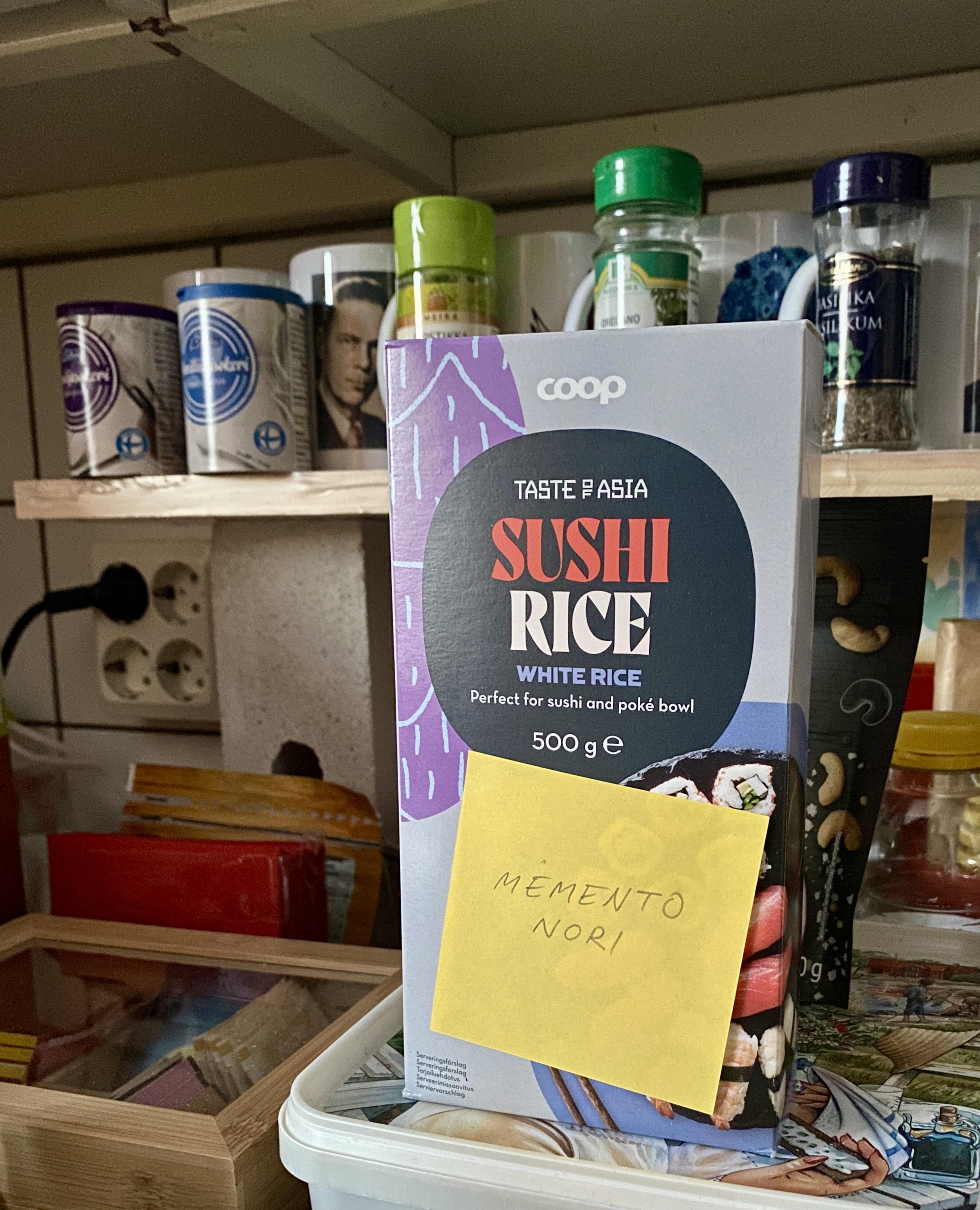 Sushiriisipakkauksen kyljessä keltainen post-itti: ”Memento nori”.