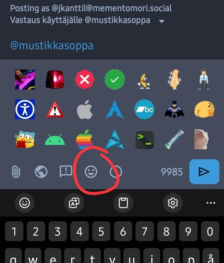 Ruutukaappaus Tusky-sovelluksen kirjoitusnäkymästä. Näkyvissä on joukko custom-emojeita (olisipa niille suomennos!), jotka avaava painike on tässä ympyröity.