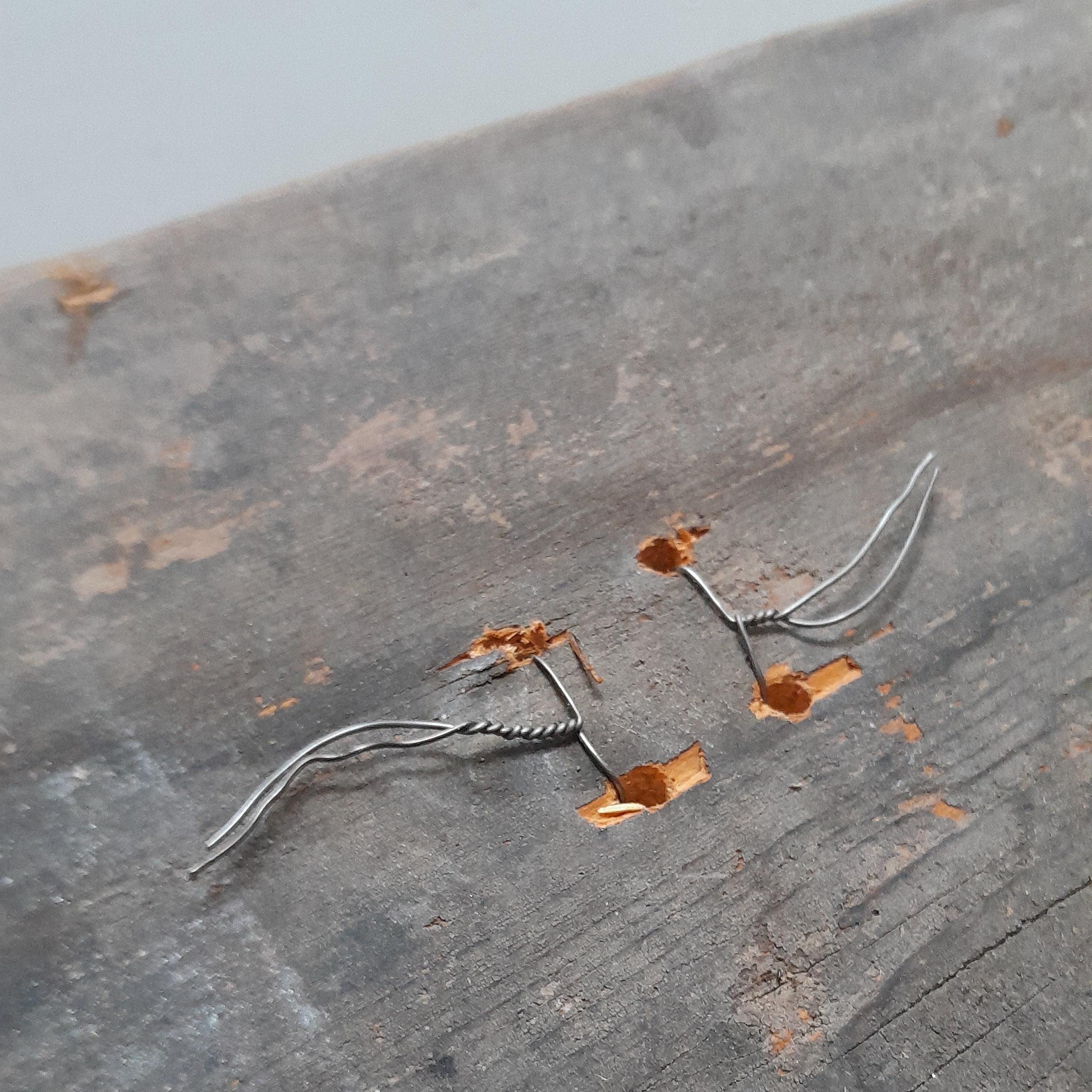 Laitaan on porattu neljä reikää, joiden kautta on pujotettu rautalankaa.