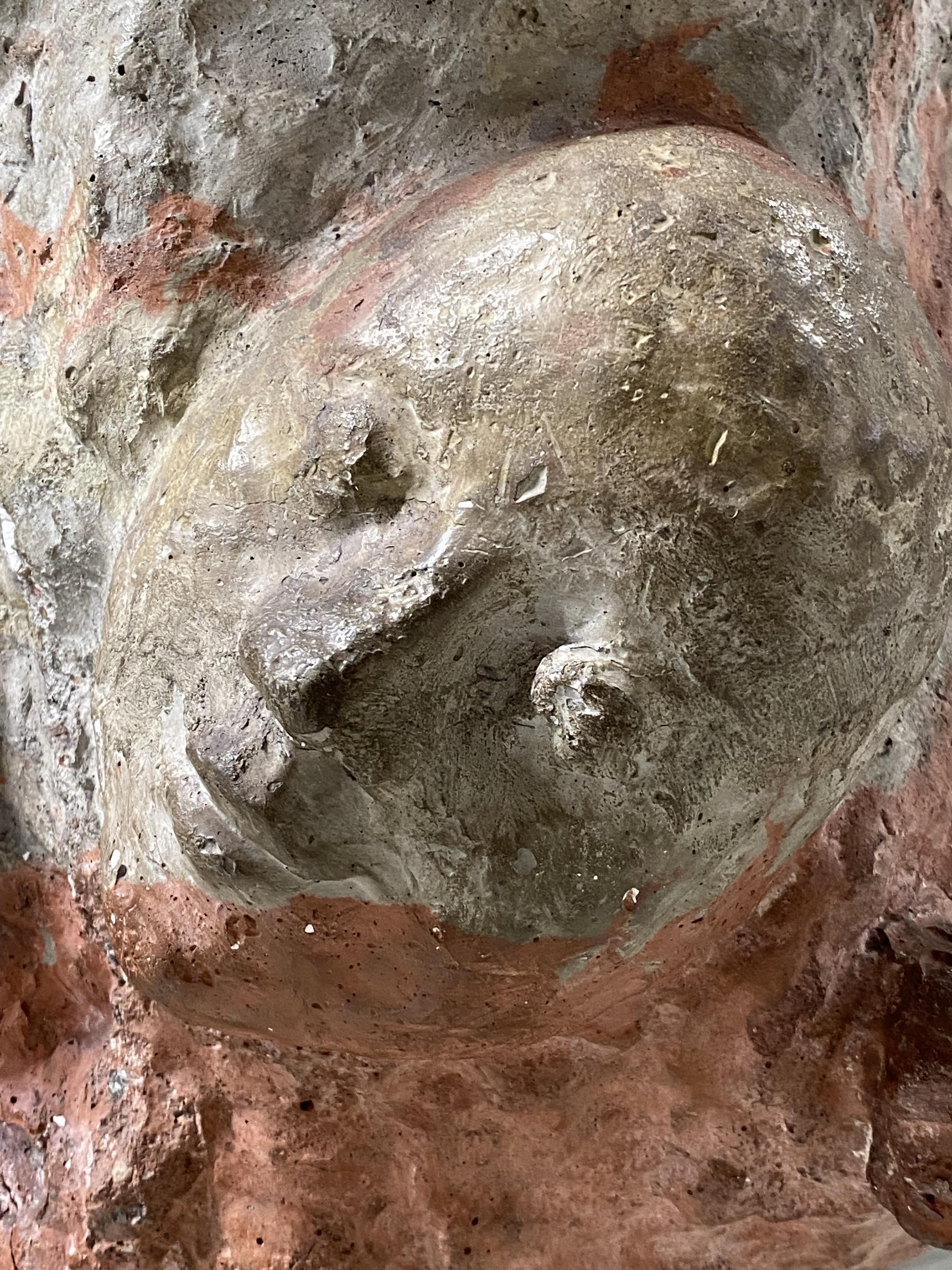 Betoninen kasvokuva.