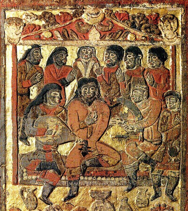 Reliefikuva: Kultaisella taustalla näkyy mustan ja punaisen sävyisiä hahmoja. Reliefin värit ovat hiukan kuluneet, sillä kuva on noin 1500 vuotta vanha.  Eturivissä istuu kolme miestä matolla. Keskimmäinen mies pitelee jotain kädessään. Hänellä on pitkä musta tukka keskijakauksella, musta parta, punainen kauhtana ja mustat saappaat. Hänen vasemmalla puolellaan istuu saman tapaan pukeutunut mies, joka soittaa luuttua. Oikealla puolella istuu parraton mies, jolla on reunaton, koristeltu lakki, ja joka soittaa harppua tai lyyraa. Hänellä on myös punainen kauhtana ja mustat saappaat, mutta pitkää tukkaa ei näy. Hänen vieressään kuvan reunalla seisoo vielä yksi, pienempi ihmishahmo, joka kantaa ruukkua. Näiden hahmojen takana näkyy vielä kuusi ihmishahmoa, joisa kolmella on pitkä musta tukka ja kauhtana V-pääntiellä, ja kolmella on lyhyt musta tukka ja pyöreä kaulus.