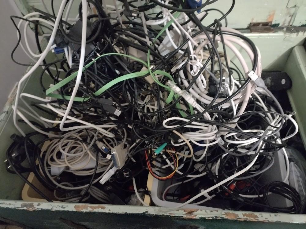 Valtava epätoivoinen piuhasotku nousee arkusta.