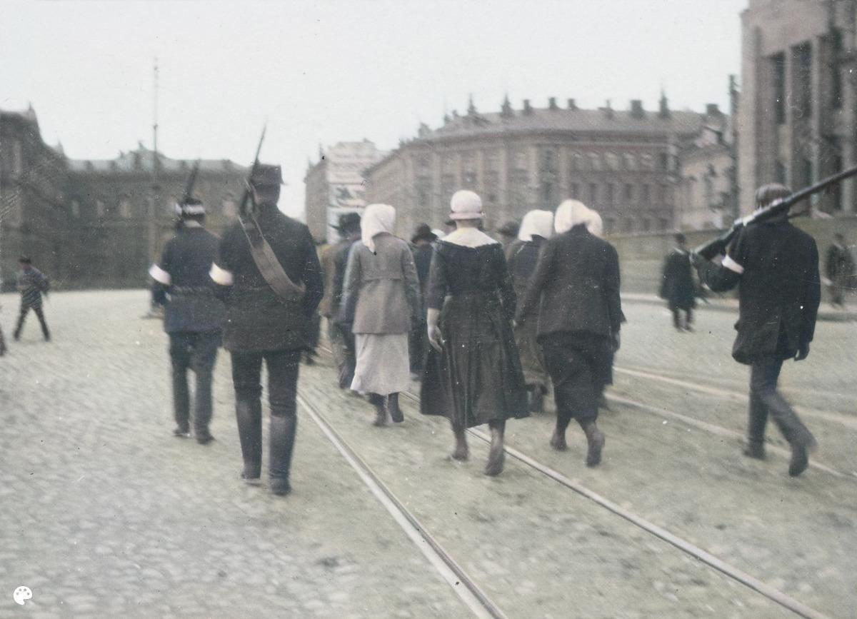 ns. Kuoleman pataljoona, Riihimäen naiskaartin jäseniä kuljetetaan Helsingin asemalta. (1918, Museovirasto, Historian kuvakokoelma)

Alkuperäisen valokuvan on ottanut Ivan Timiriasew. Tämä kuva on keinotekoisesti väritetty DeOldify-algoritmilla.
