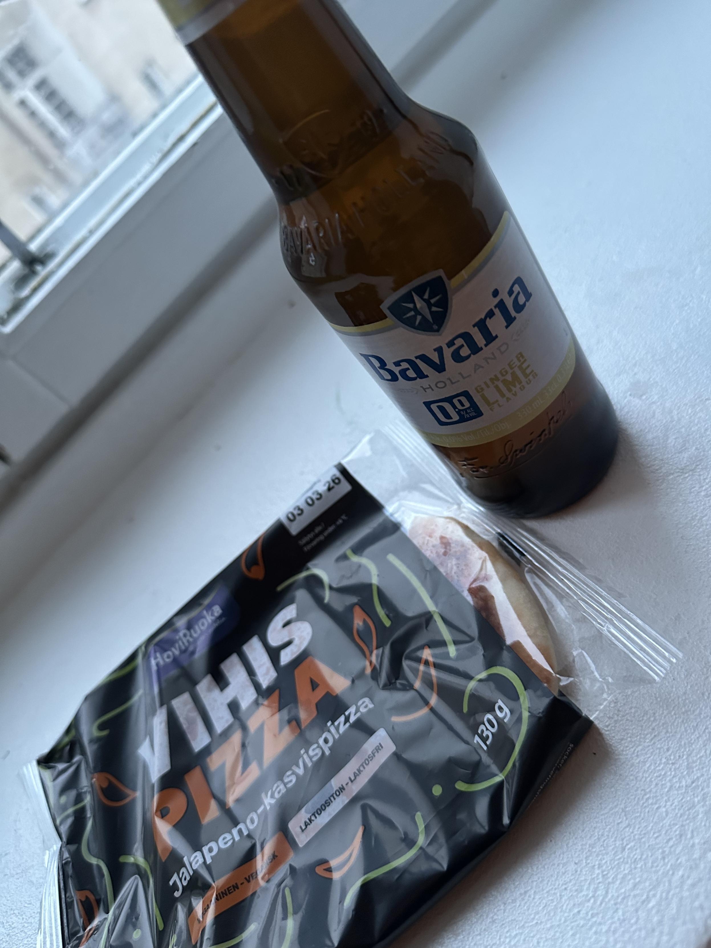 VihisPizza ja Bavarian alkoholiton vehnäolut ikkunalaudalla