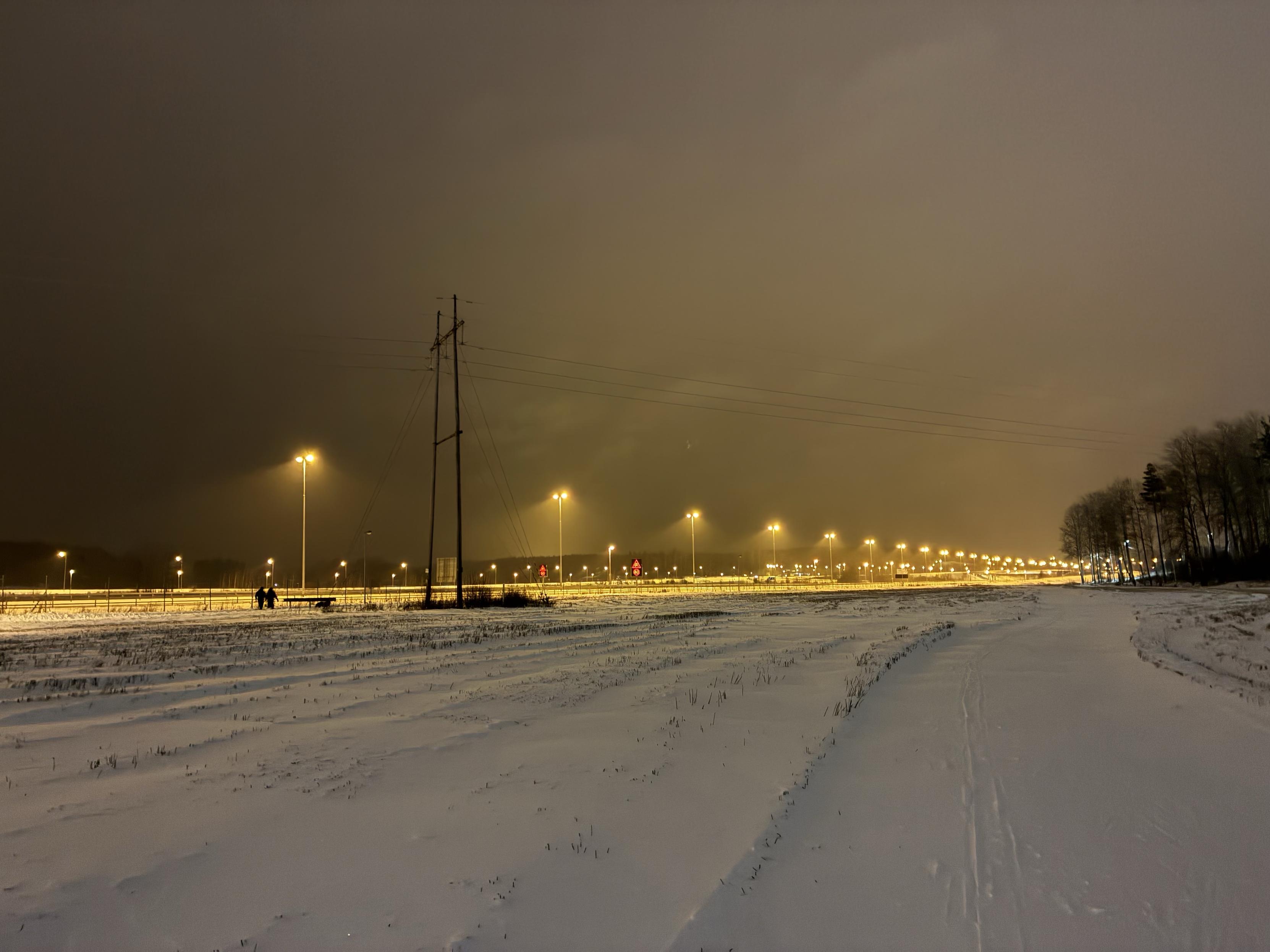 Ladun vieressä valaistu moottoritie