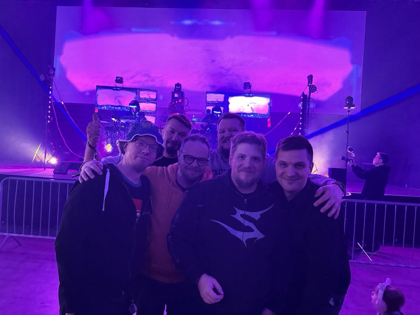 Minä ystävieni assyukkojen eli Jalmari Siilin, Toni Nummelan, Jussi Kosken, Karri Suonperän ja Petteri Mikkosen kanssa lavan edessä. Värivalot luovat tunnelmaa.