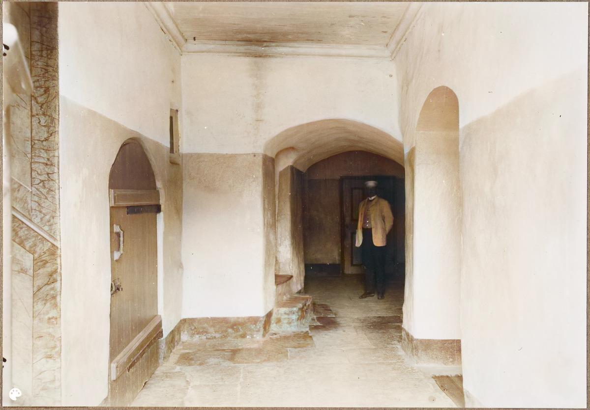 Kankaisten kartanon kellarikäytävä Maskussa. (1910, Museovirasto, Historian kuvakokoelma)

Alkuperäisen valokuvan on ottanut Signe Brander. Tämä kuva on keinotekoisesti väritetty DeOldify-algoritmilla.