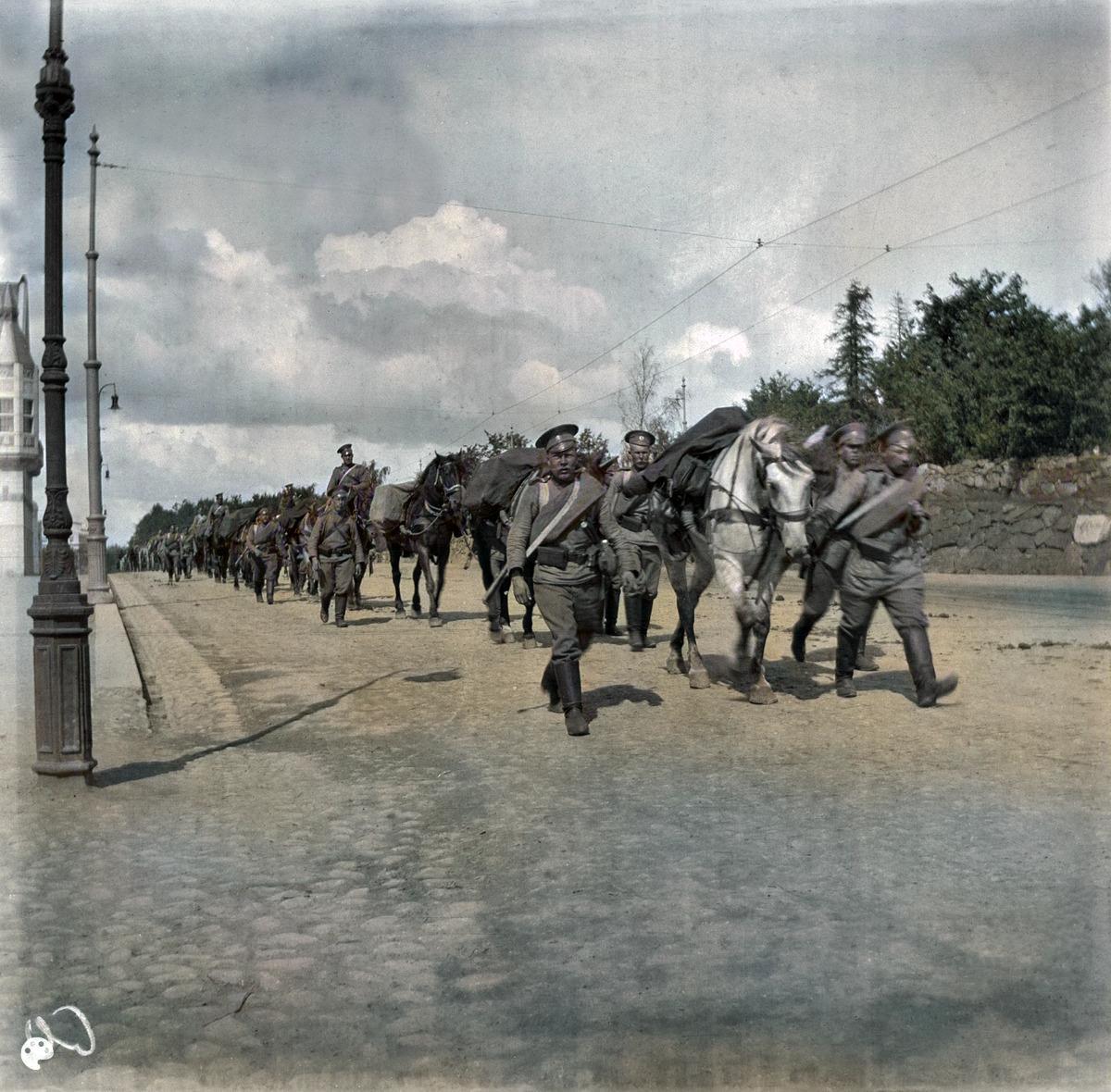 Ensimmäinen maailmansota. (1914, Helsingin kaupunginmuseo)

Alkuperäisen valokuvan on ottanut Ivan Timiriasew. Tämä kuva on keinotekoisesti väritetty DeOldify-algoritmilla.