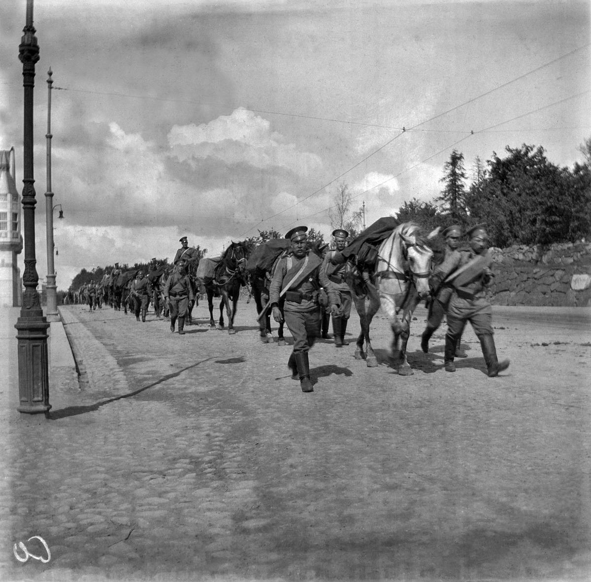 Ensimmäinen maailmansota. (1914, Helsingin kaupunginmuseo)

Alkuperäinen mustavalkoinen valokuva, jonka on ottanut Ivan Timiriasew.