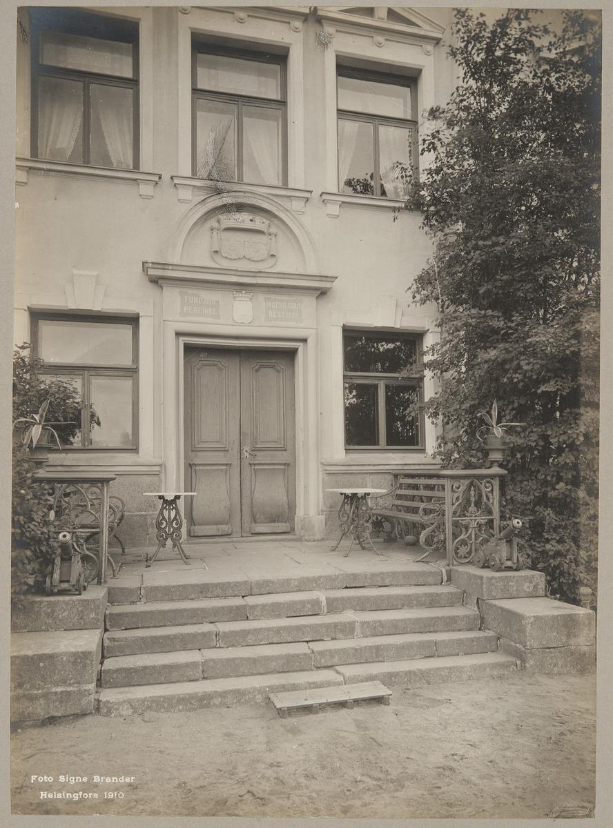 Suur-Sarvilahden kartanon sisäänkäynti Pernajassa. (1910, Museovirasto, Historian kuvakokoelma)

Alkuperäinen mustavalkoinen valokuva, jonka on ottanut Signe Brander.