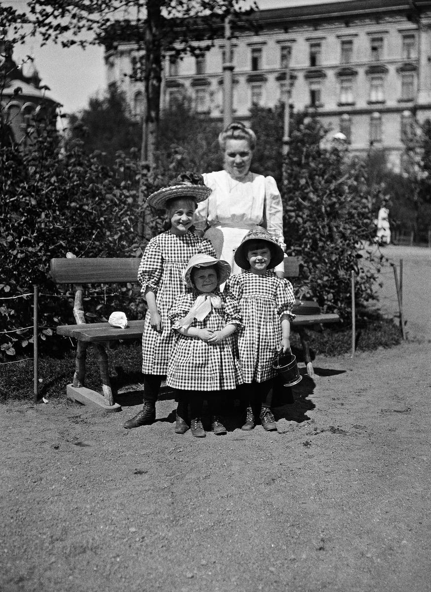 Lapsia Katajanokan puistossa lastenhoitajan tai kotiapulaisen seurassa
1910-luvulla, ks. (1910, Helsingin kaupunginmuseo)

Alkuperäinen mustavalkoinen valokuva, jonka on ottanut Ivan Timiriasew.