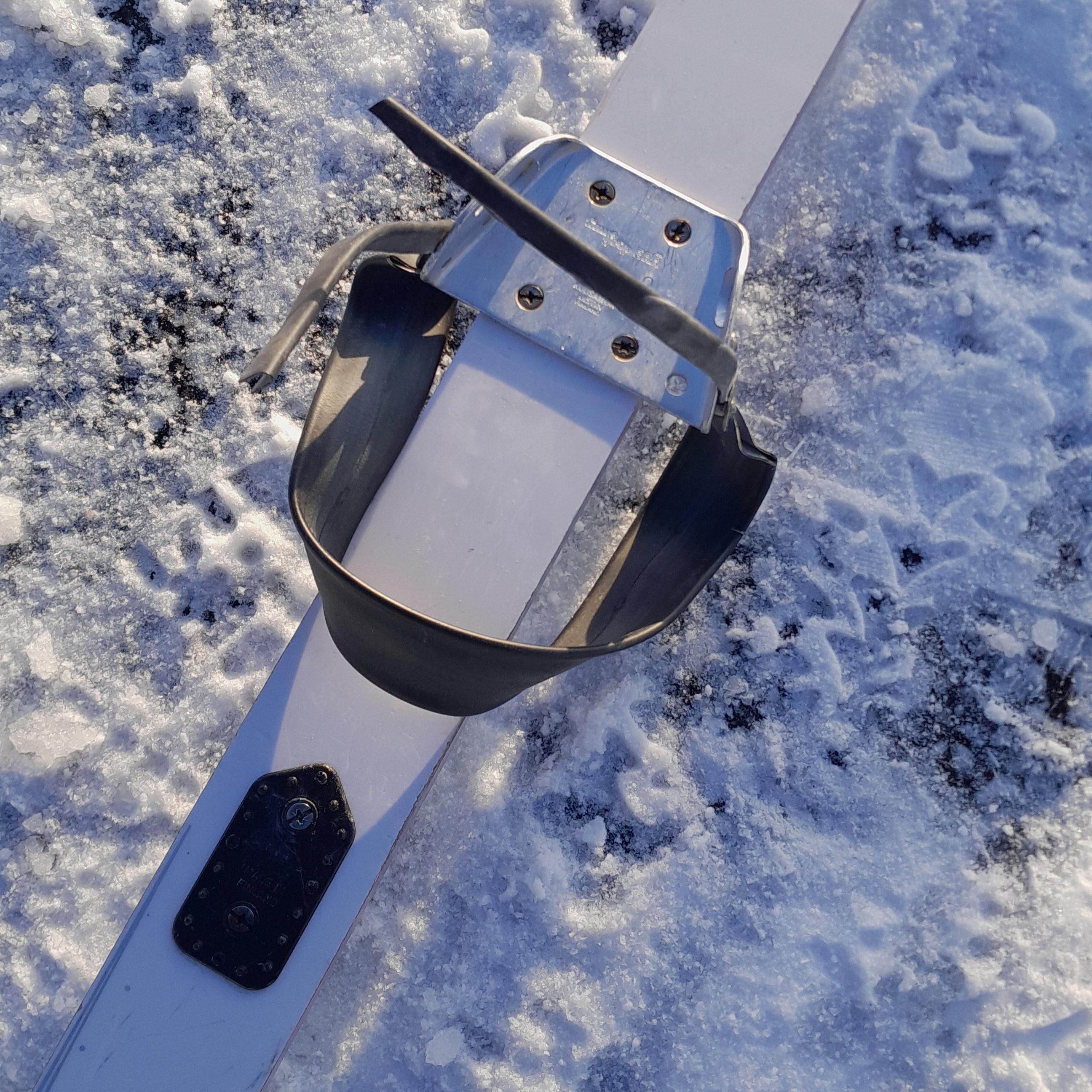 Eräsuksen siteenä polkupyörän sisäkumin pätkä.