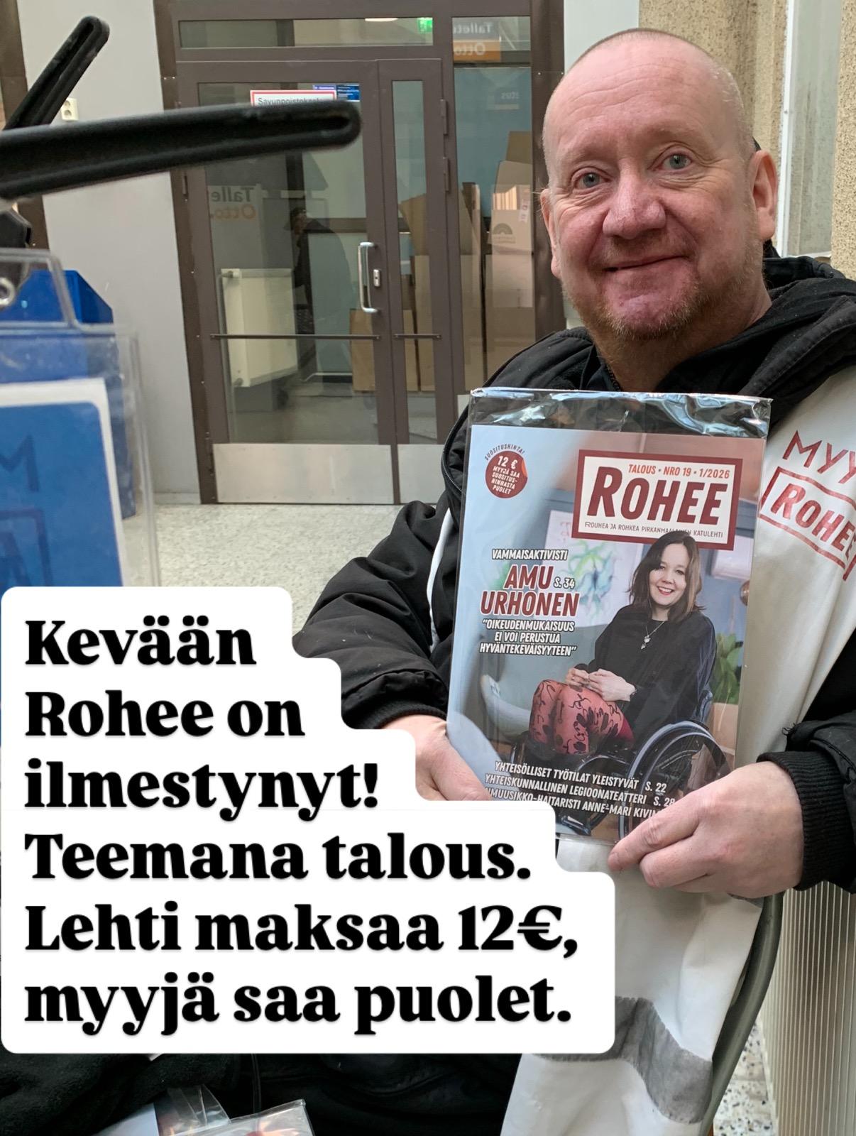 Eräs Roheen myyjä esittelee tuoreinta numeroa.