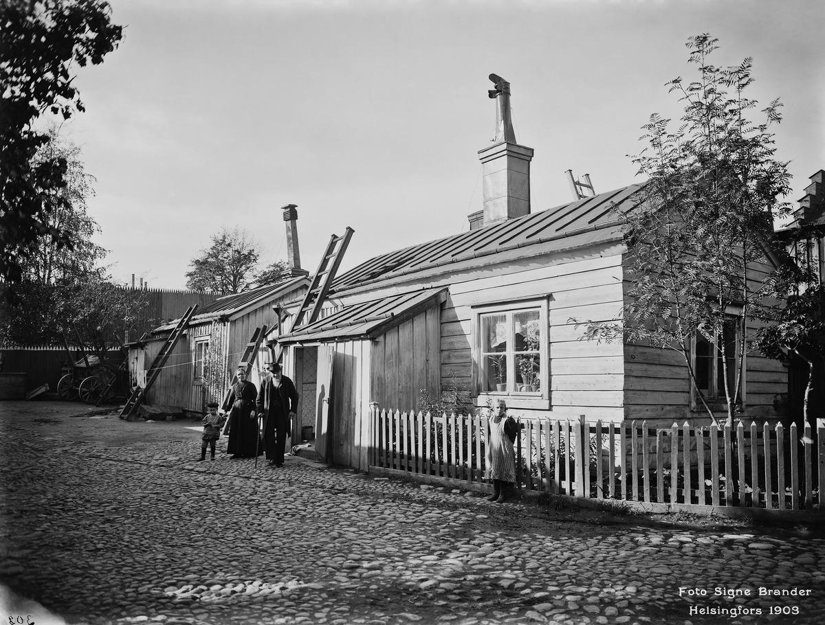 Albertinkatu 26, piha. (1908, Helsingin kaupunginmuseo)

Alkuperäinen mustavalkoinen valokuva, jonka on ottanut Signe Brander.