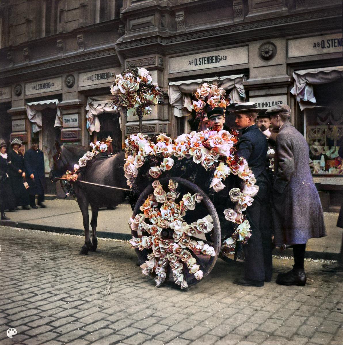 Kukitetut hevosajoneuvot Pohjois  Esplanaadikadulla vappuna 1912. (1912, Helsingin kaupunginmuseo)

Alkuperäisen valokuvan on ottanut Ivan Timiriasew. Tämä kuva on keinotekoisesti väritetty DeOldify-algoritmilla.