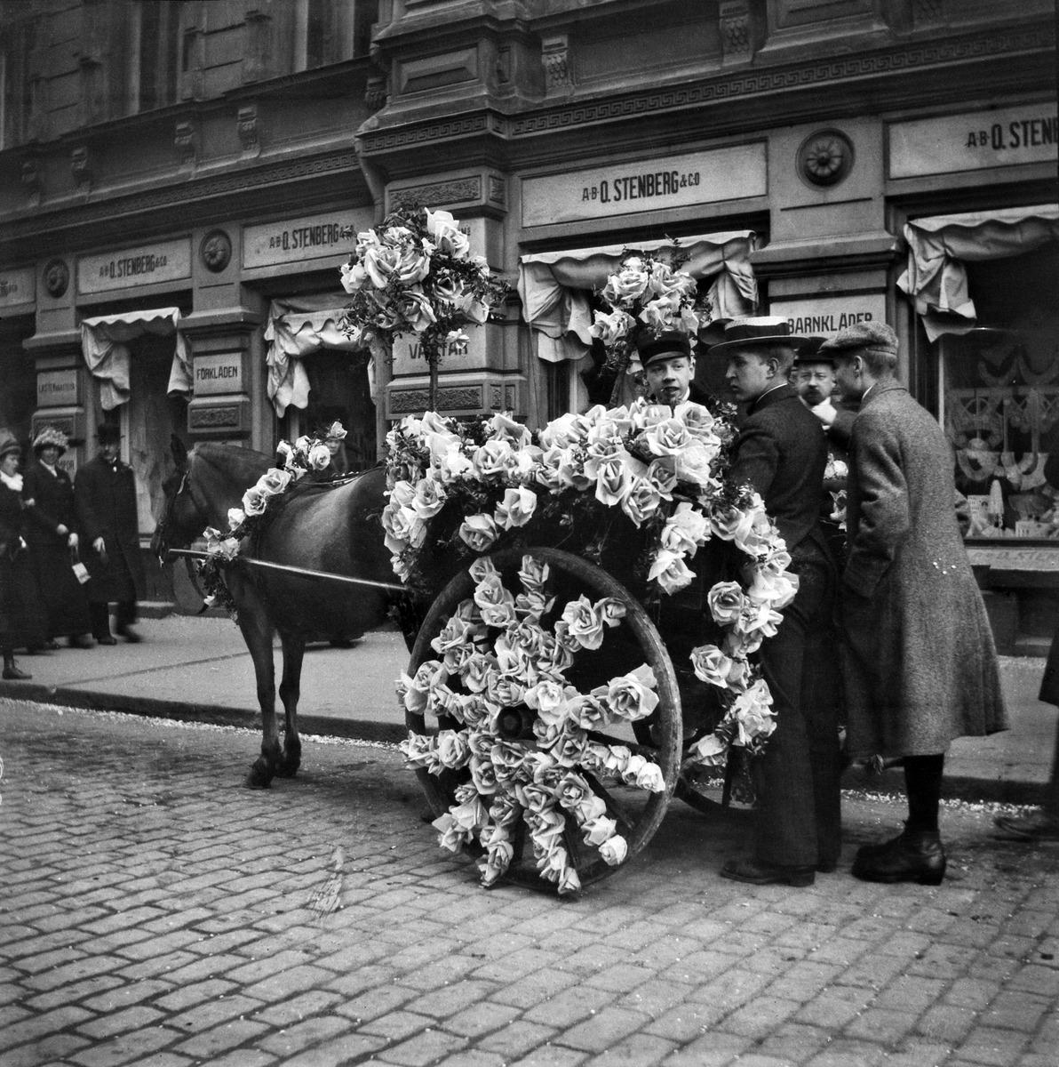 Kukitetut hevosajoneuvot Pohjois  Esplanaadikadulla vappuna 1912. (1912, Helsingin kaupunginmuseo)

Alkuperäinen mustavalkoinen valokuva, jonka on ottanut Ivan Timiriasew.