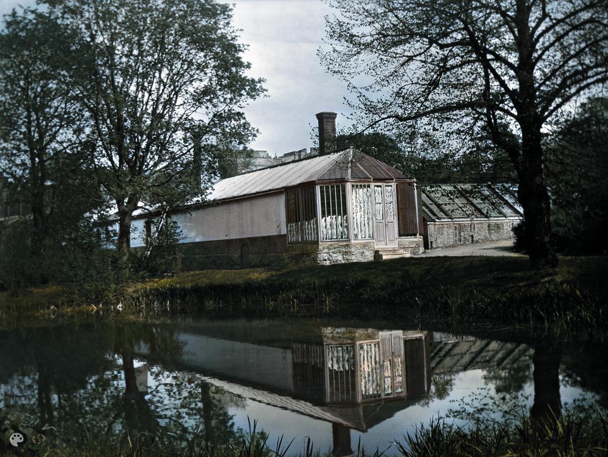 Bulevardi 38-40. (tuntematon vuosi, Helsingin kaupunginmuseo)

Alkuperäisen valokuvan on ottanut Ivan Timiriasew. Tämä kuva on keinotekoisesti väritetty DeOldify-algoritmilla.