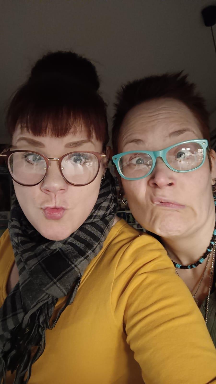 ystävä ja minä hassuilla ilmeillä höystettyinä.