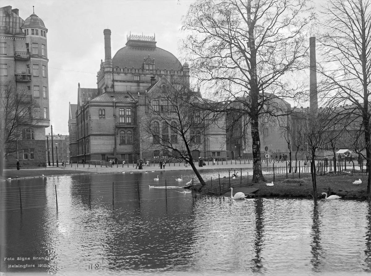 Kaisaniemen lammikko. (1912, Helsingin kaupunginmuseo)

Alkuperäinen mustavalkoinen valokuva, jonka on ottanut Signe Brander.