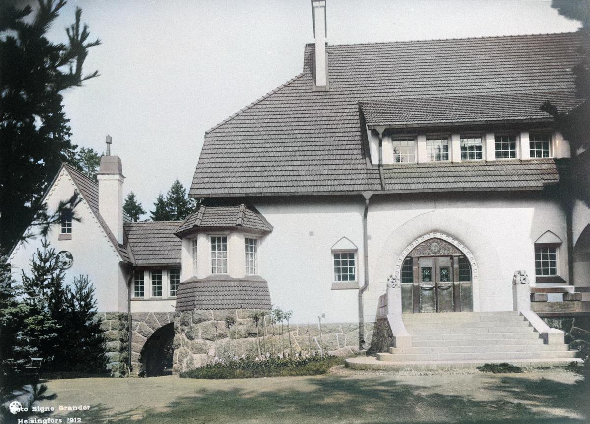 arkkitehtitoimiston Gesellius-Lindgren-Saarinen suunnittelema Suur-Merijoen kartano. Näkymä pihalta. (1912, Museovirasto, Historian kuvakokoelma)

Alkuperäisen valokuvan on ottanut Signe Brander. Tämä kuva on keinotekoisesti väritetty DeOldify-algoritmilla.