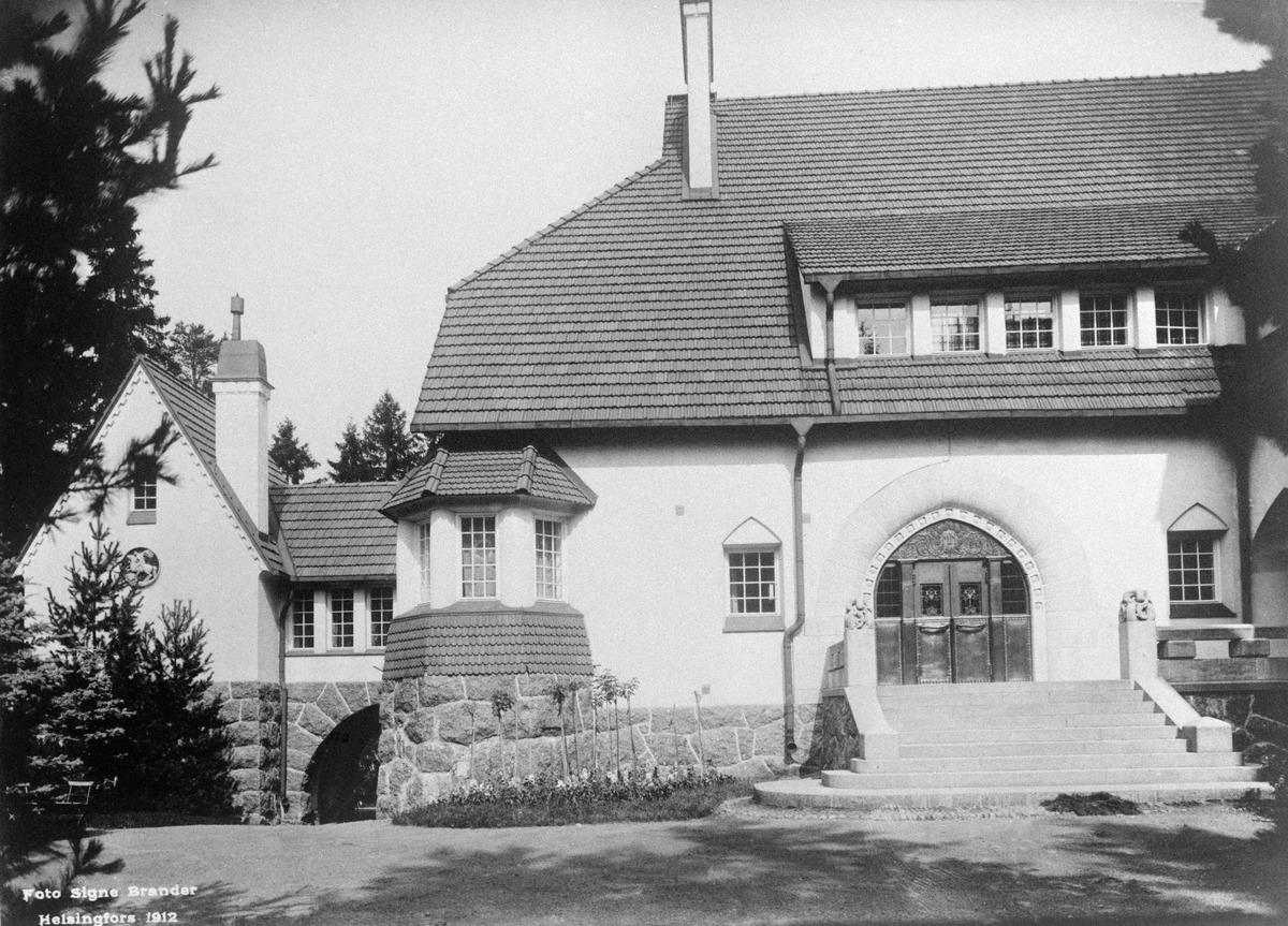 arkkitehtitoimiston Gesellius-Lindgren-Saarinen suunnittelema Suur-Merijoen kartano. Näkymä pihalta. (1912, Museovirasto, Historian kuvakokoelma)

Alkuperäinen mustavalkoinen valokuva, jonka on ottanut Signe Brander.