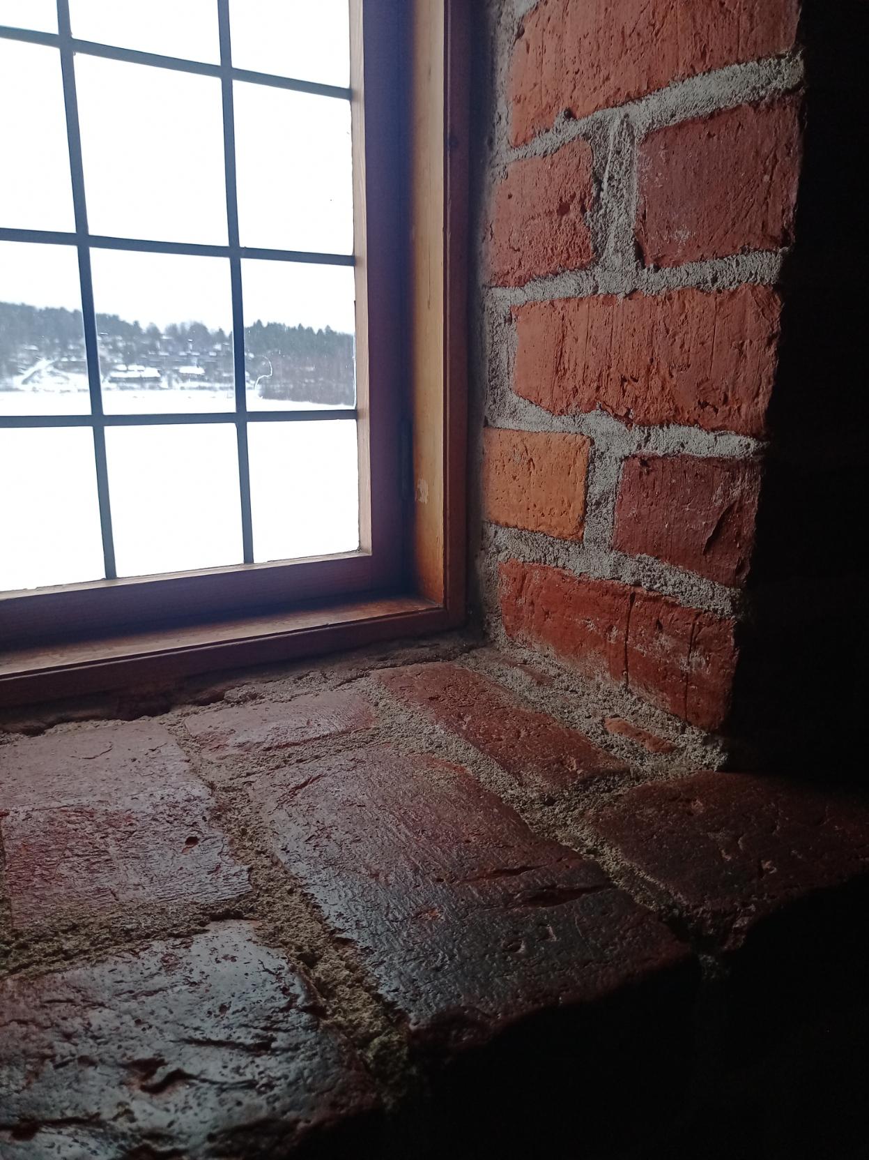 Häneen linnan ristikkoikkuna ja punatiilinen ikkunasyvennys