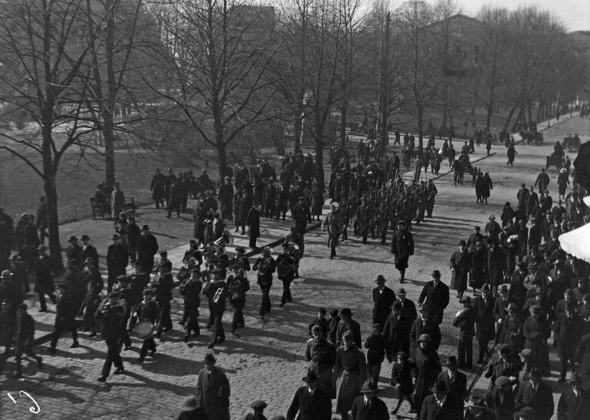 Vahtiparaati Pohjois Esplanaadikadulla. (1920, Helsingin kaupunginmuseo)

Alkuperäinen mustavalkoinen valokuva, jonka on ottanut Ivan Timiriasew.