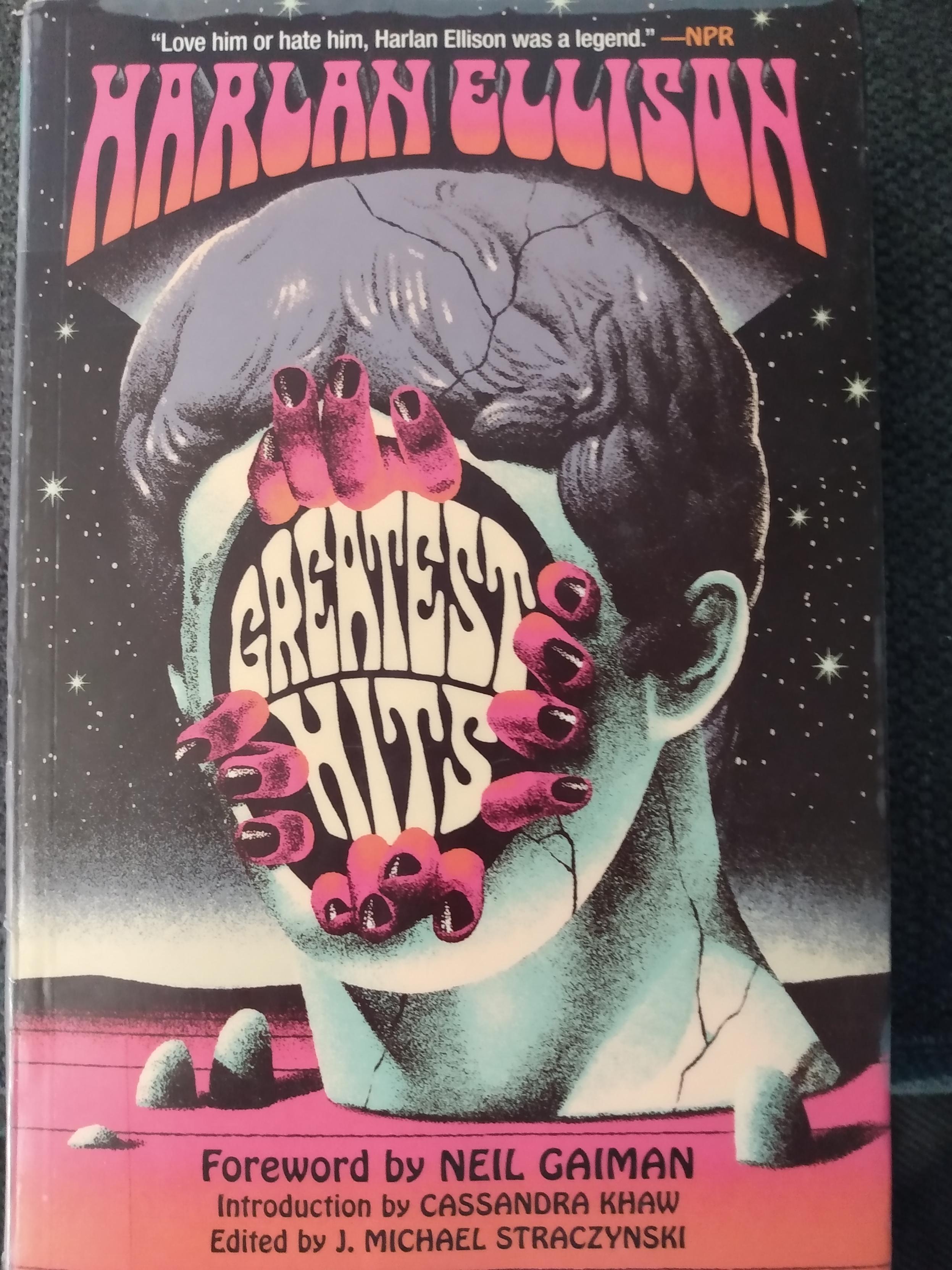 Kirjan kannessa on patsaan pää, jossa on halkeamia. Päässä on kasvojen kohdalla musta aukko, jonka reunoista tunkee ulos punaisia, mustakyntisiä sormia. Aukon keskellä lukee kirjan nimi.