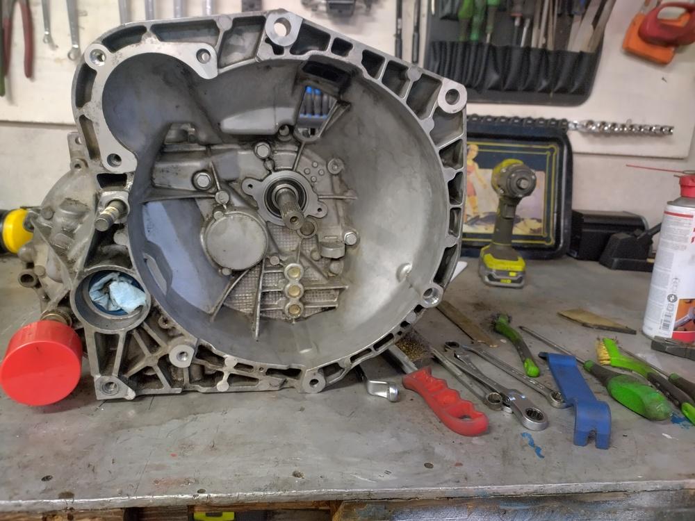 Valokuva: autosta irrotetun vaihteiston kytkinkotelo suorastaan kiiltää