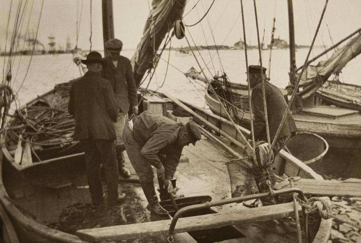 Kalastajia veneessään Kauppatorin rannassa syys- eli silakkamarkkinoiden aikaan. (1915, Helsingin kaupunginmuseo)

Alkuperäinen mustavalkoinen valokuva, jonka on ottanut Ivan Timiriasew.