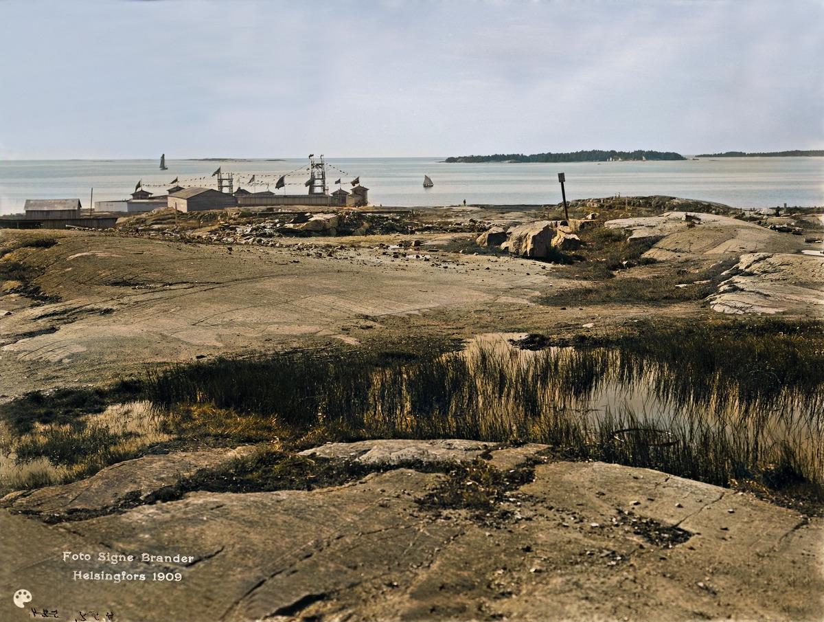 Ursinin kallio ja uimalaitos. (1909, Helsingin kaupunginmuseo)

Alkuperäisen valokuvan on ottanut Signe Brander. Tämä kuva on keinotekoisesti väritetty DeOldify-algoritmilla.