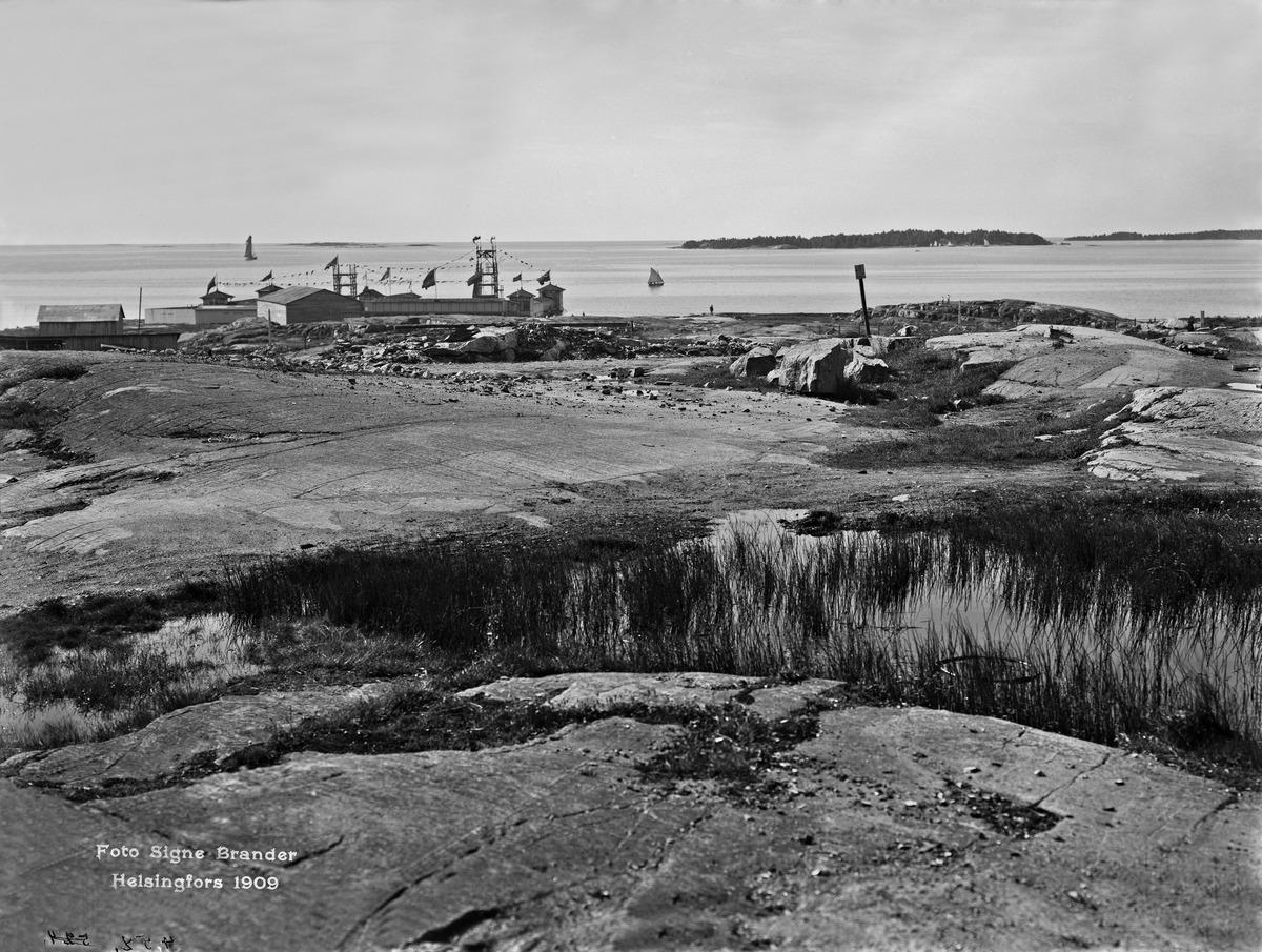 Ursinin kallio ja uimalaitos. (1909, Helsingin kaupunginmuseo)

Alkuperäinen mustavalkoinen valokuva, jonka on ottanut Signe Brander.