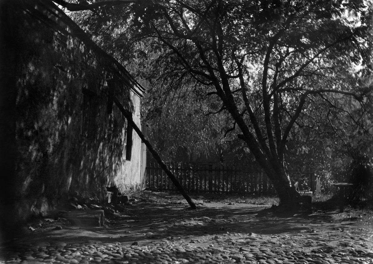 Vladimirinkatu 28 (= Kalevankatu 28 ), piha. (1922, Helsingin kaupunginmuseo)

Alkuperäinen mustavalkoinen valokuva, jonka on ottanut Ivan Timiriasew.