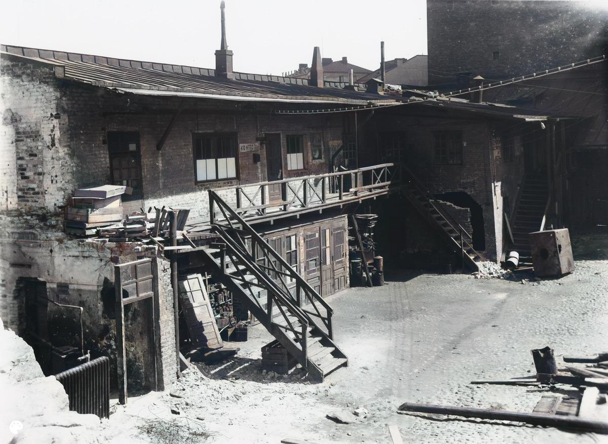 Heikinkatu 13 (= Mannerheimintie 9 ), pihan puolelta. (1930, Helsingin kaupunginmuseo)

Alkuperäisen valokuvan on ottanut Signe Brander. Tämä kuva on keinotekoisesti väritetty DeOldify-algoritmilla.