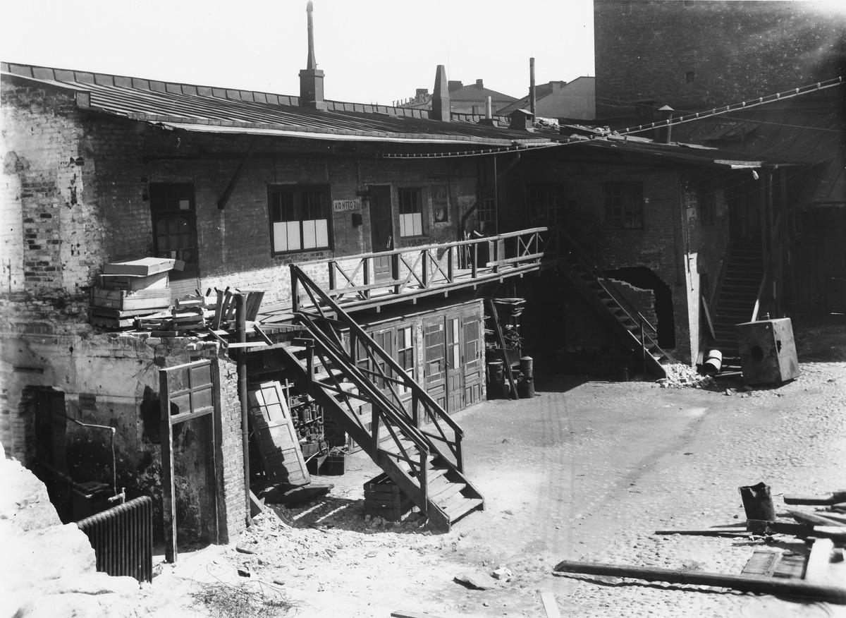 Heikinkatu 13 (= Mannerheimintie 9 ), pihan puolelta. (1930, Helsingin kaupunginmuseo)

Alkuperäinen mustavalkoinen valokuva, jonka on ottanut Signe Brander.