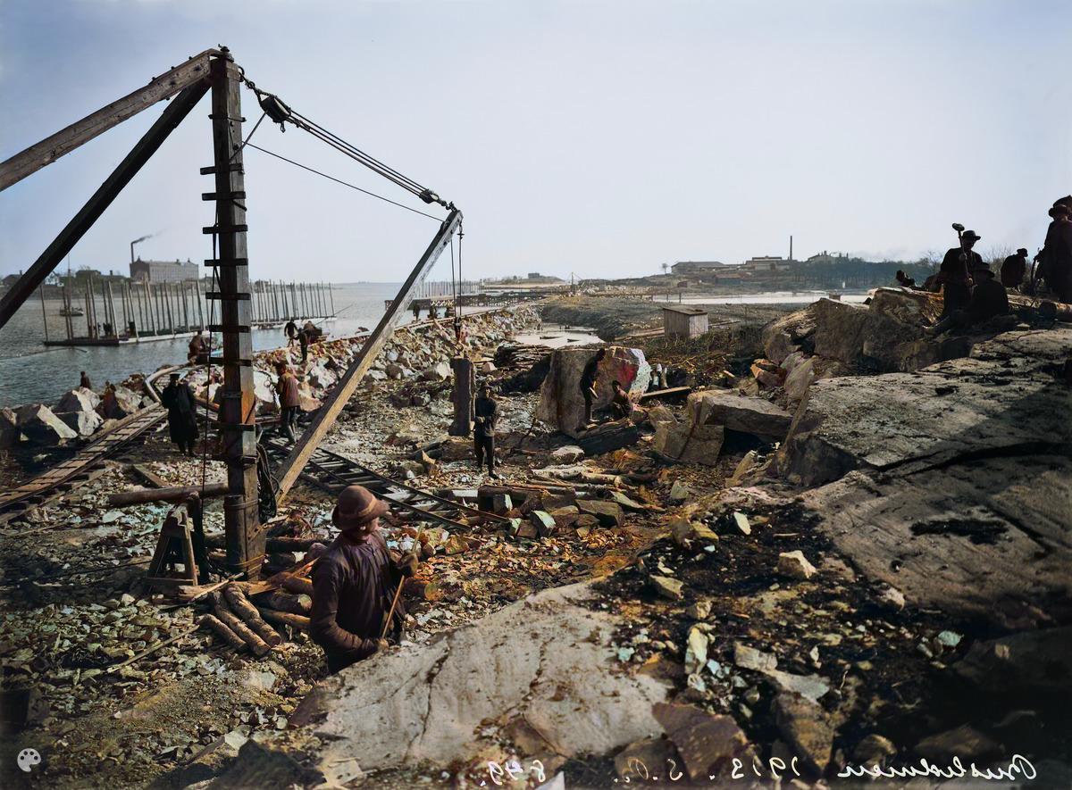 Satamanrakennustöitä Jätkäsaaressa. (1913, Helsingin kaupunginmuseo)

Alkuperäisen valokuvan on ottanut Signe Brander. Tämä kuva on keinotekoisesti väritetty DeOldify-algoritmilla.