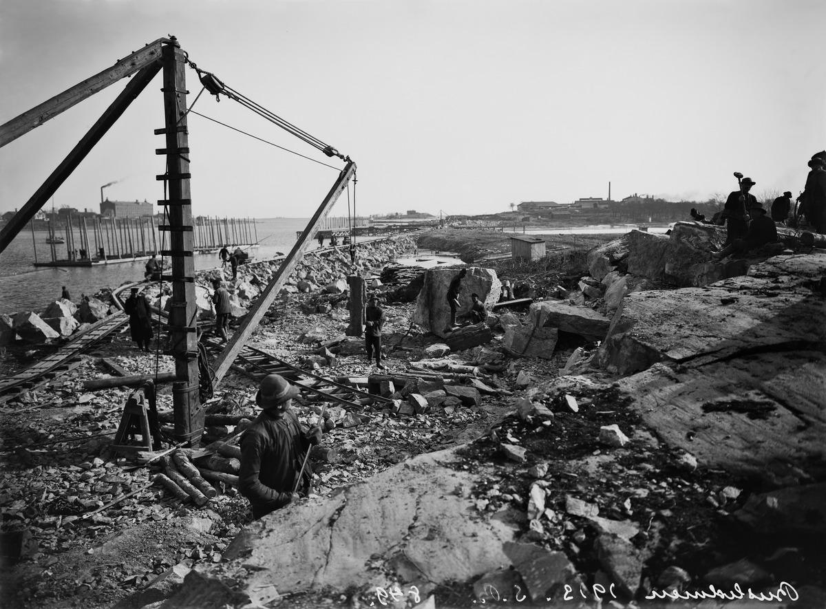 Satamanrakennustöitä Jätkäsaaressa. (1913, Helsingin kaupunginmuseo)

Alkuperäinen mustavalkoinen valokuva, jonka on ottanut Signe Brander.