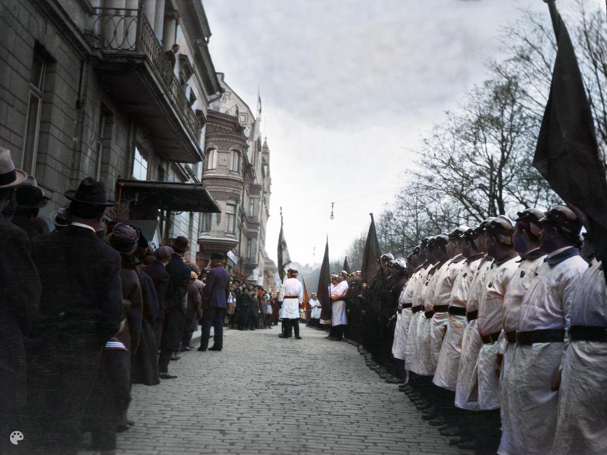Vapaaehtoisen palokunnan lähetystö valtionhoitaja C. (1919, Helsingin kaupunginmuseo)

Alkuperäisen valokuvan on ottanut Ivan Timiriasew. Tämä kuva on keinotekoisesti väritetty DeOldify-algoritmilla.