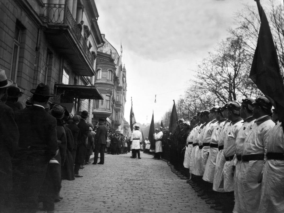 Vapaaehtoisen palokunnan lähetystö valtionhoitaja C. (1919, Helsingin kaupunginmuseo)

Alkuperäinen mustavalkoinen valokuva, jonka on ottanut Ivan Timiriasew.