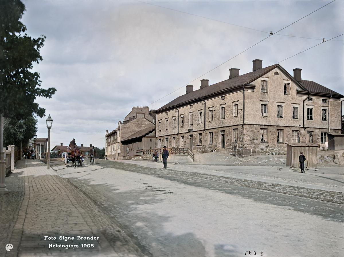 Itäinen Viertotie 22, 24. (1908, Helsingin kaupunginmuseo)

Alkuperäisen valokuvan on ottanut Signe Brander. Tämä kuva on keinotekoisesti väritetty DeOldify-algoritmilla.