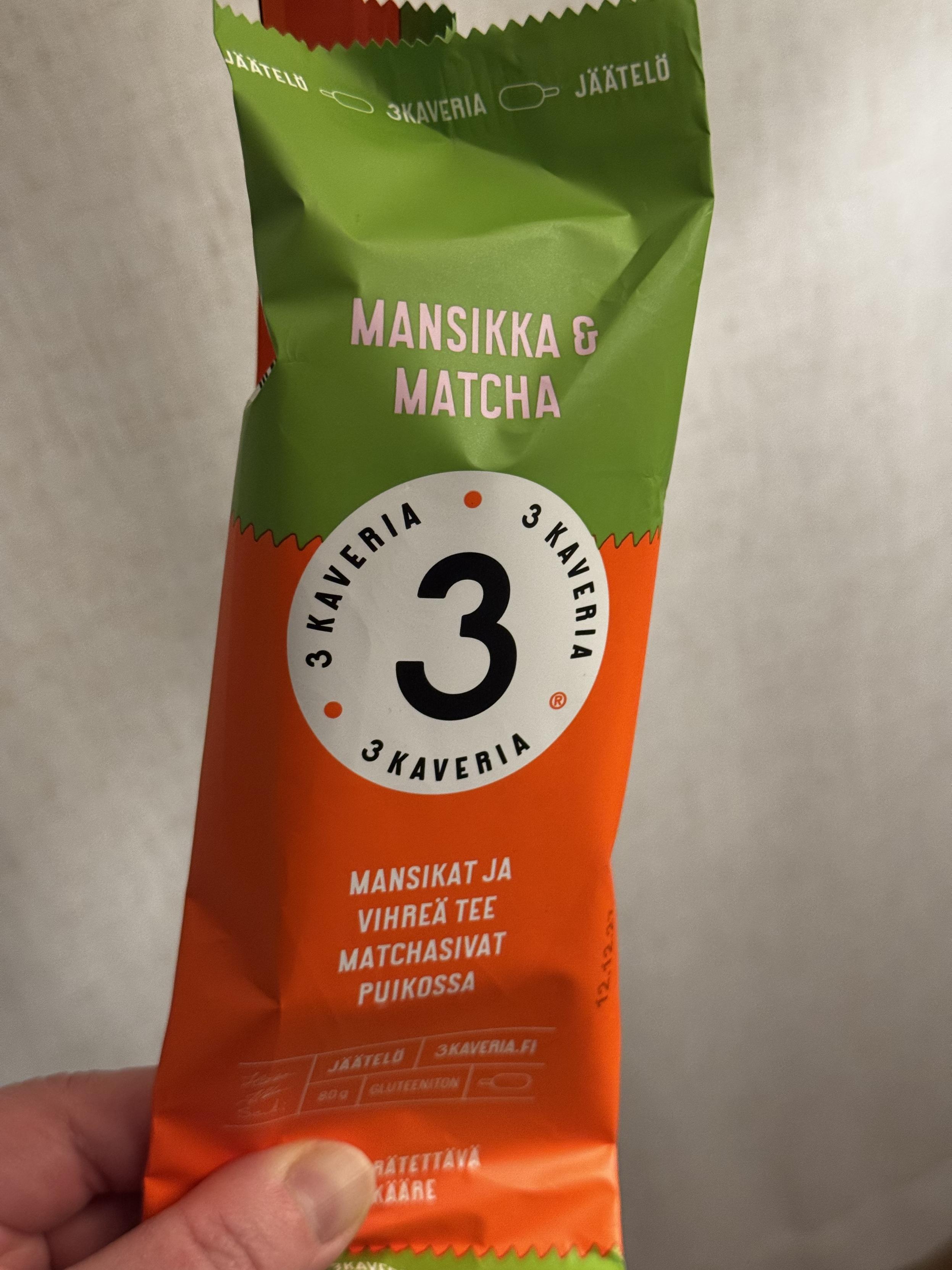 3 Kaveria jäätelöpuikko käärössään. Makuna mansikka ja matcha.