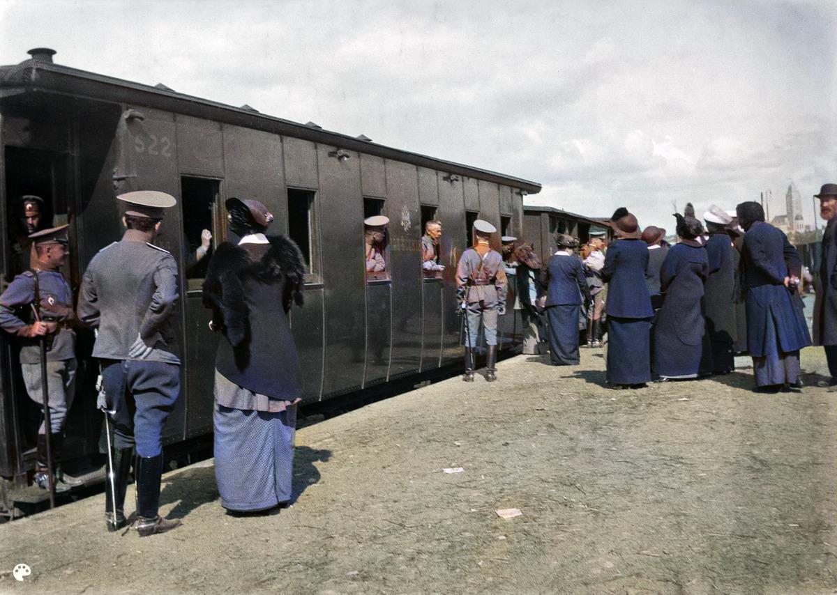 Ensimmäinen maailmansota. (1914, Helsingin kaupunginmuseo)

Alkuperäisen valokuvan on ottanut Ivan Timiriasew. Tämä kuva on keinotekoisesti väritetty DeOldify-algoritmilla.