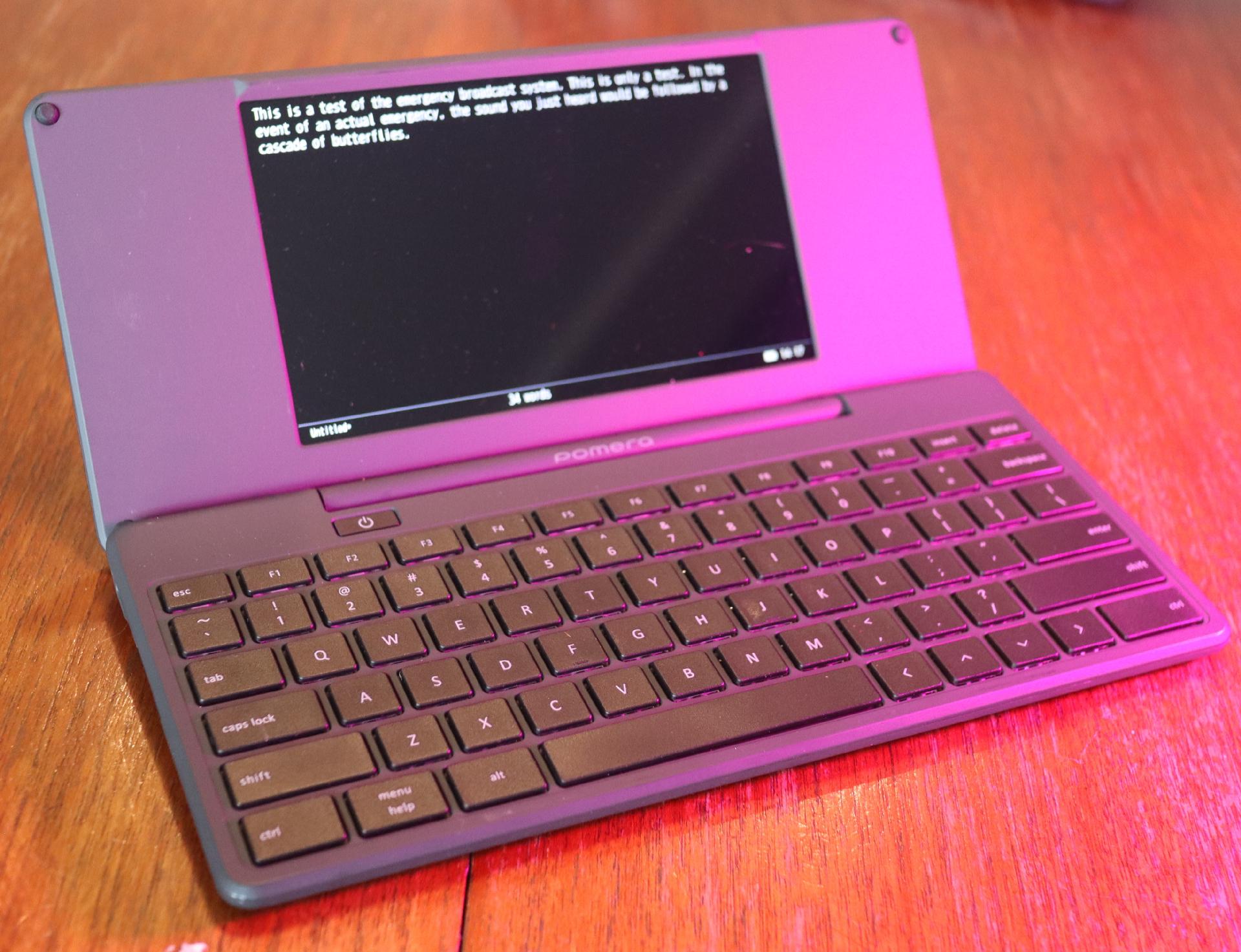 Pomera D250US clamshell writing device