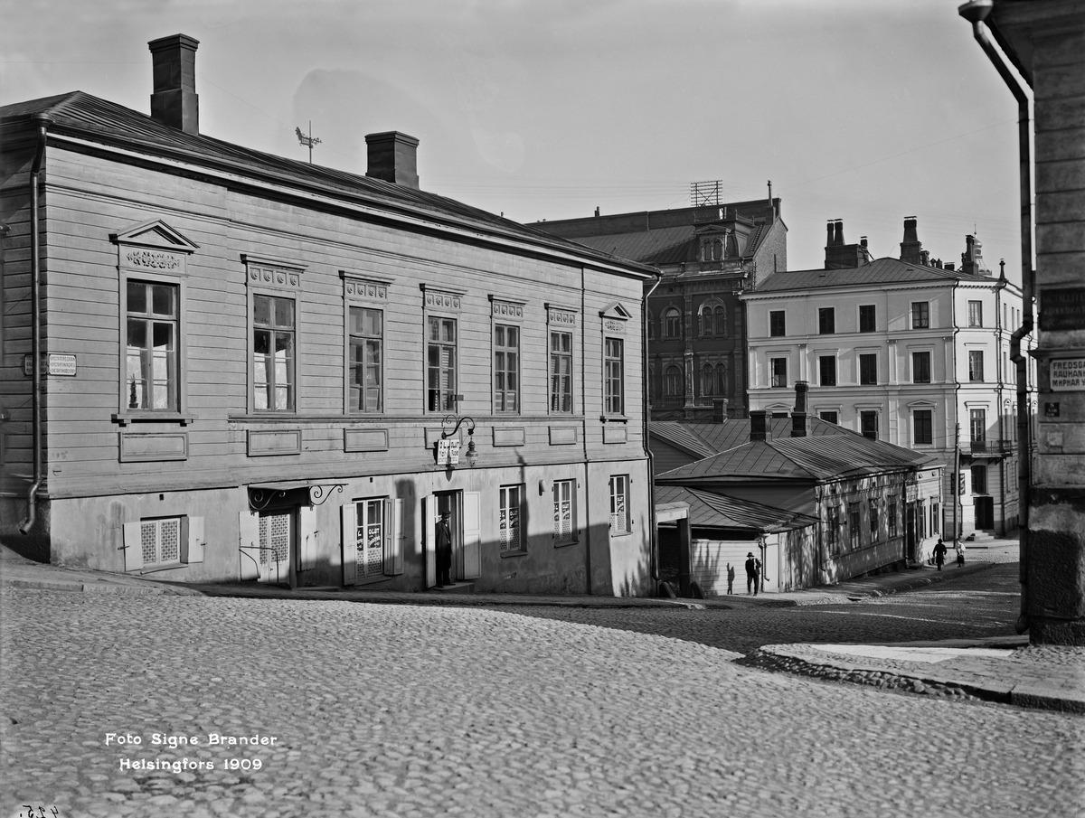 Konstantininkatu 7, 5 (= Meritullinkatu ). (1909, Helsingin kaupunginmuseo)

Alkuperäinen mustavalkoinen valokuva, jonka on ottanut Signe Brander.