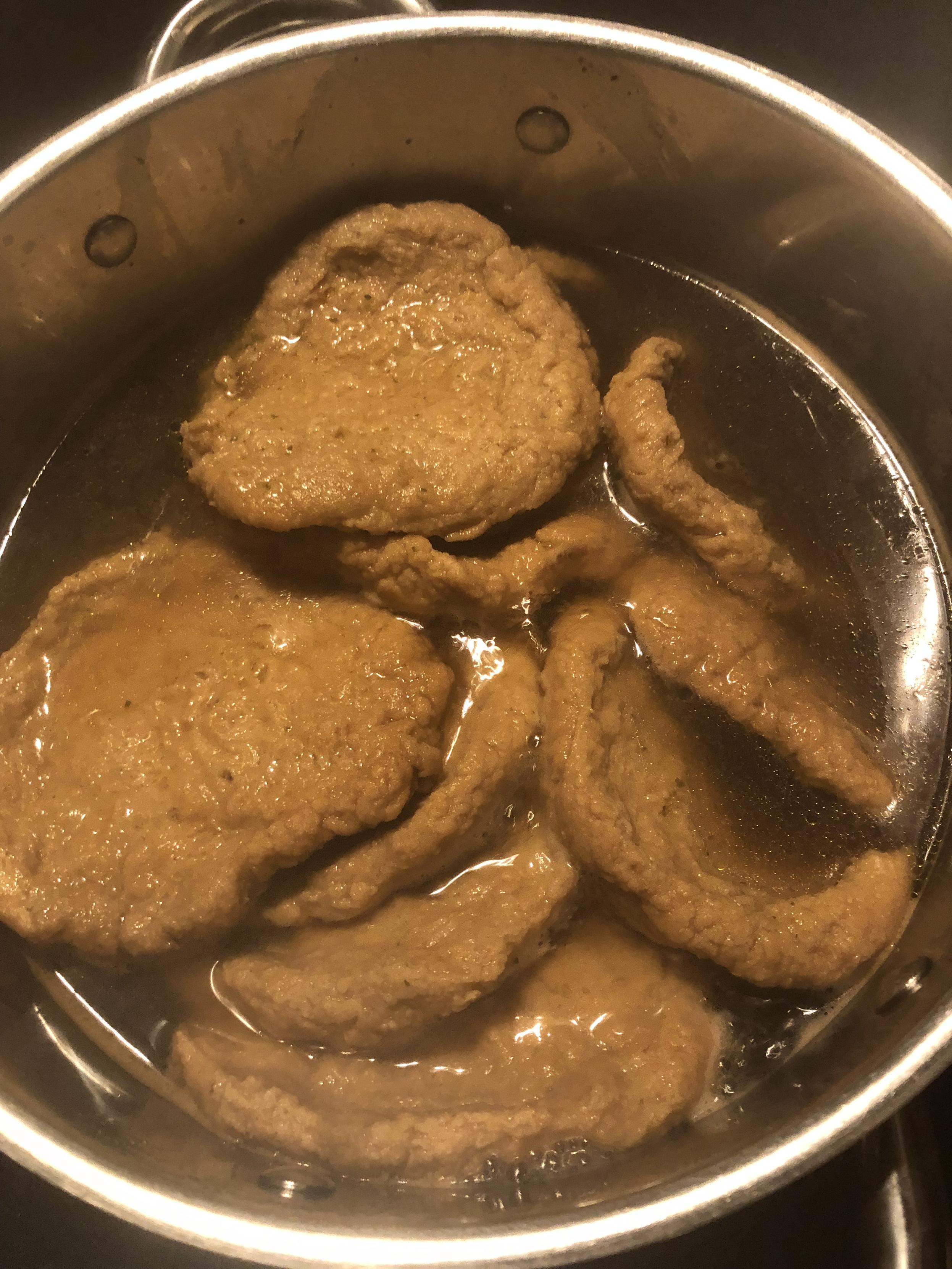 Seitanpihvejä kattilassa