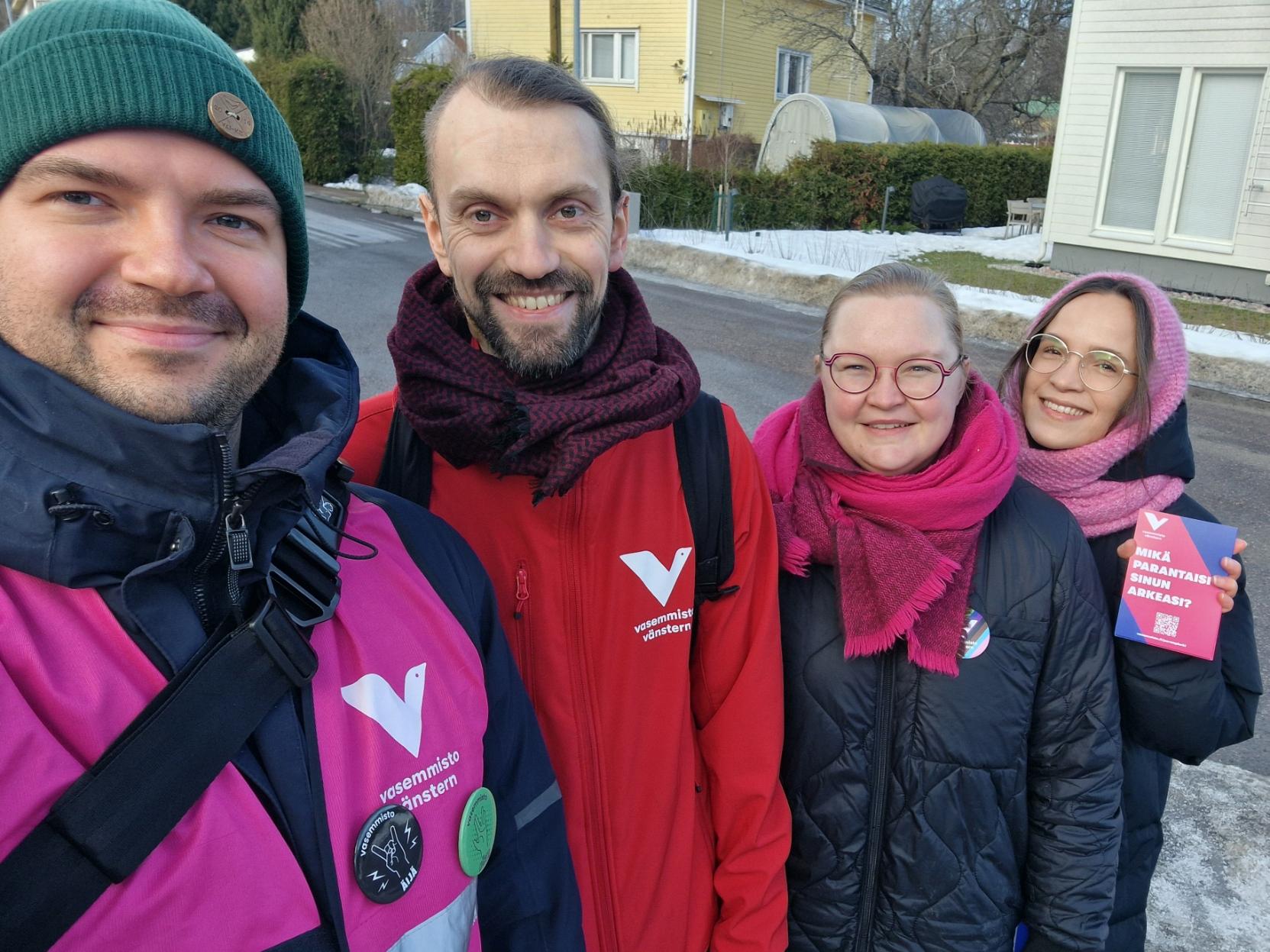 Valokuva neljästä henkilöstä vasemmiston pinkeissä väreissä. Sami seisoo etualalla.