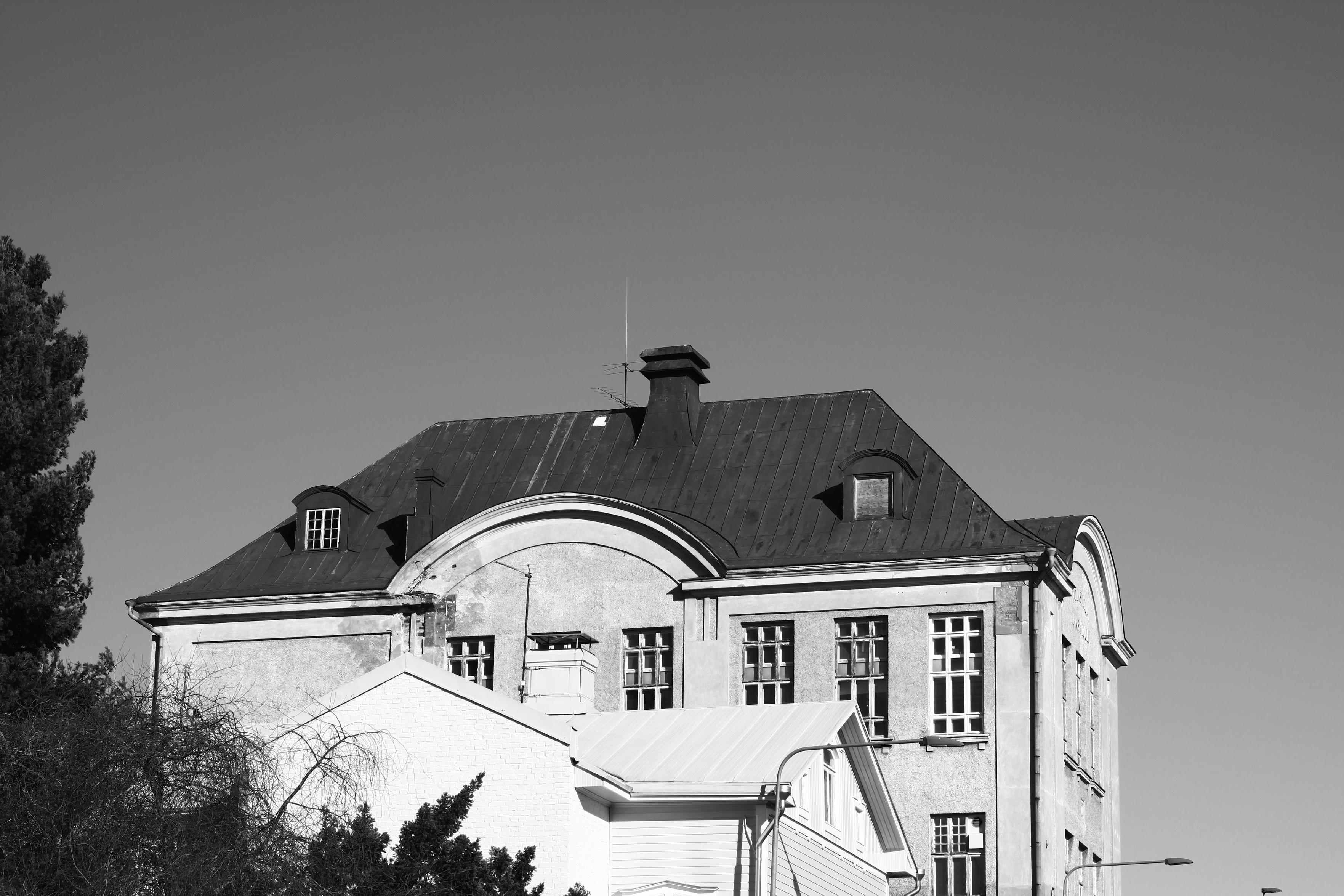 Helvetin pelottava korkea talo