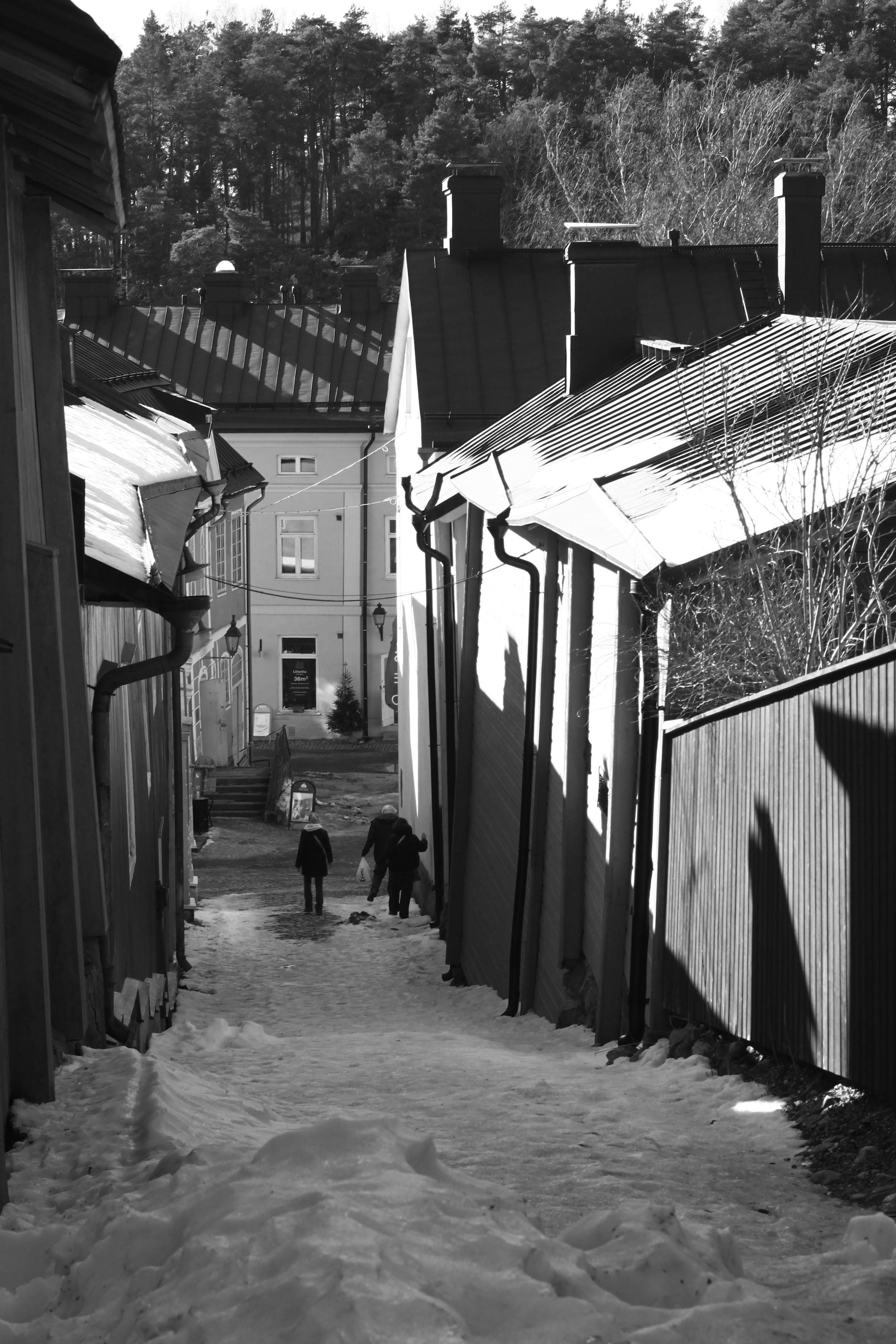 Ihmisiä kapealla kujalla